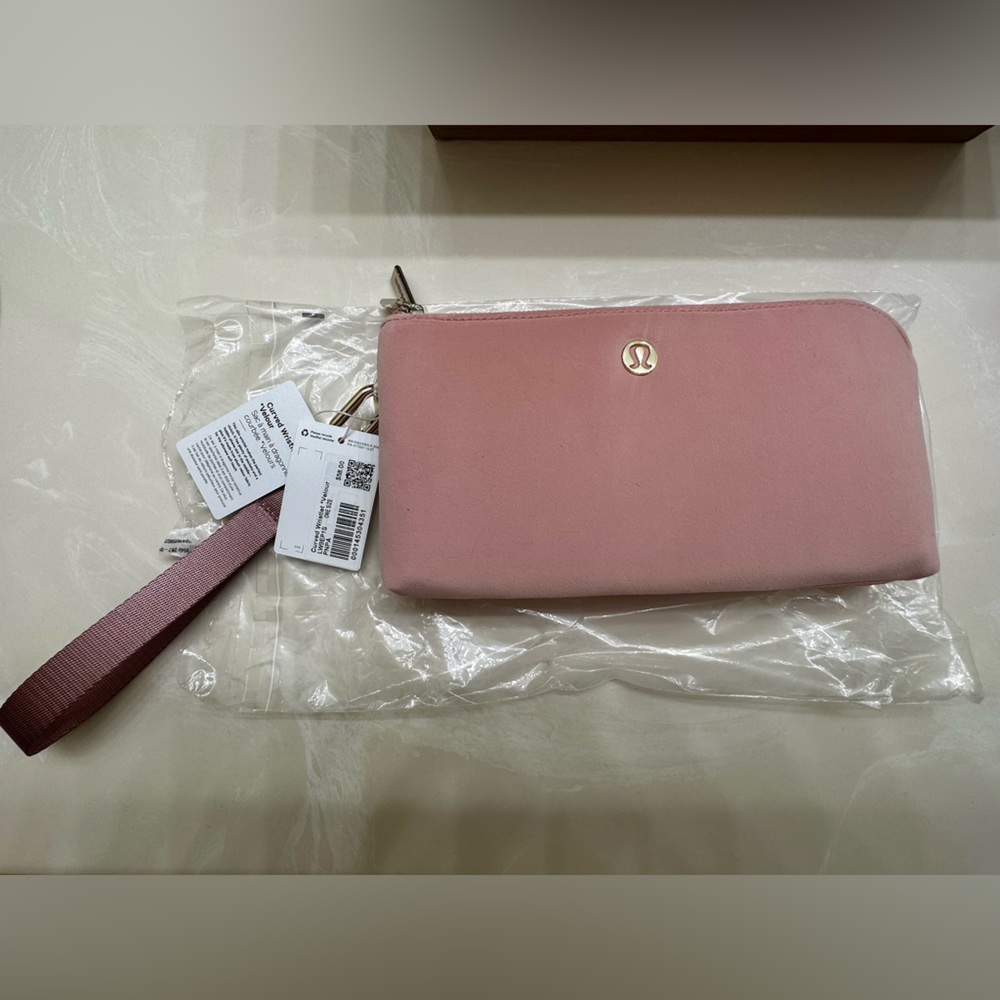 NWT Lululemon Curve Wristlet Velour *pink pastel*